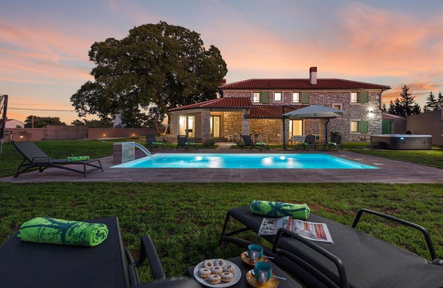 Belle maison à Sajini avec jacuzzi
