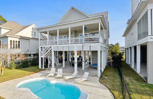 Belle grande maison sur la baie avec piscine et quai!