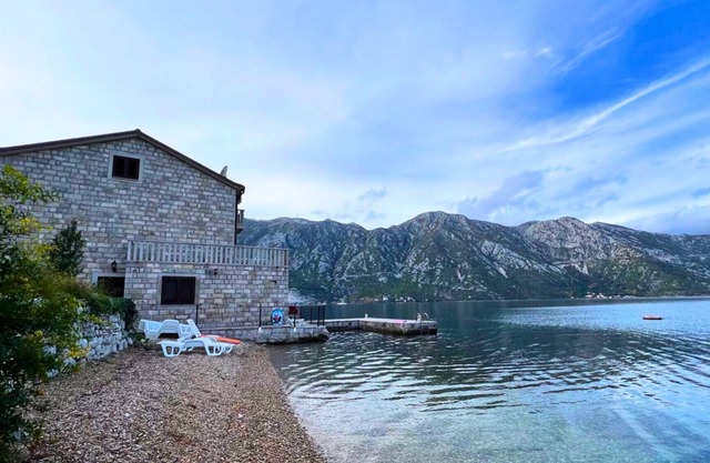 Amazing House Near Beach in Kostanjica