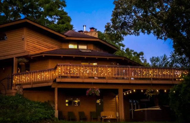amazing house, with10 mile views, on 300 acres near Galena Territory. Hot tub.