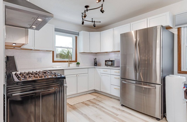 Amazing interior remodel for 7 in quiet safe walkable central neighborhood