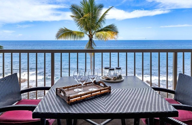 KONA REEF D-36 AMAZING TOP FLOOR DIRECT OCEANFRONT PENTHOUSE, AIR CONDITIONING!
