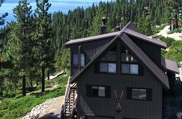 Gorgeous Lake Tahoe Views, 10 Minutes to Skiing, Game Room for Family Fun!