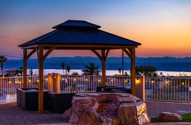 AMAZING LAKE VIEWS AND POOL!!