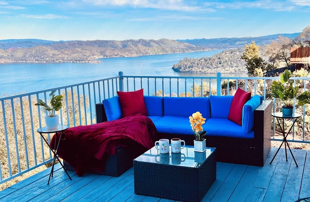 Amazing Lake View Home w Pool table Ping-Pong BBQ Deck, Watch Sunset