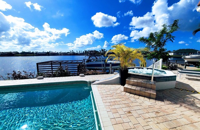 Amazing LAKE VIEW w/GULF ACCESS, Pool & Spa - Centrally located!