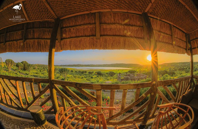 Amazing Lake view with Flamingos on Lake Munyanyange