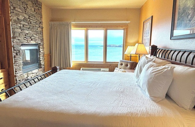 Amazing Lake Views | 1BR w/King Suite | Pools