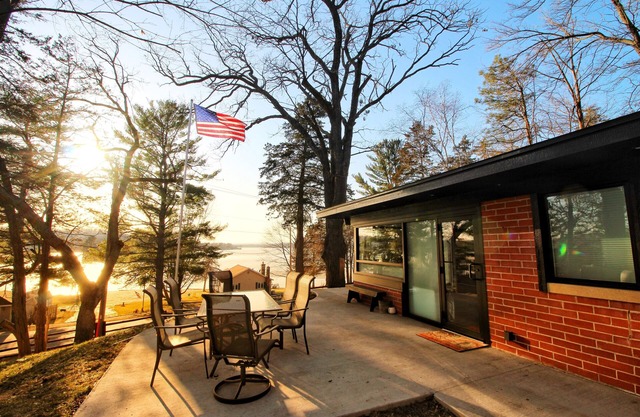 Amazing Lake Wisconsin Views!!! Newly Remodeled Cottage with Modern Amenities!