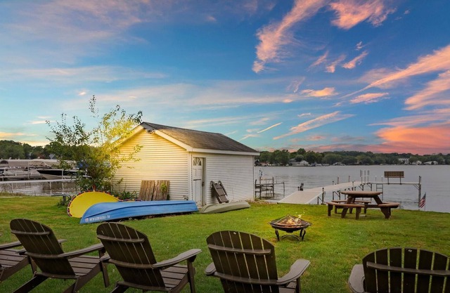 Amazing Lakefront Cottage sleeps 1-9 Mineola Bay Summer & Winter Fun