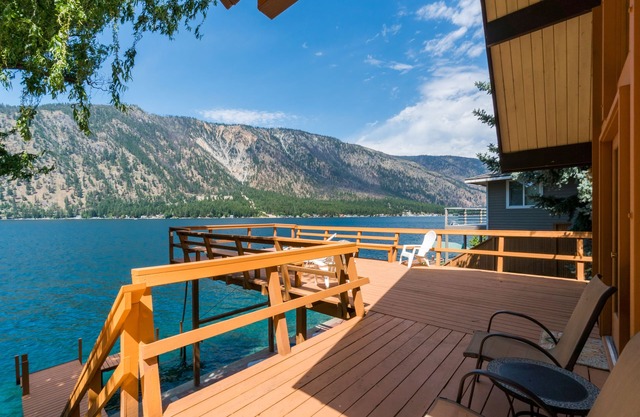 Maison à bord du lac, à pied de chien avec 140 pieds de front de mer, 800 pieds carrés, près de la ville!