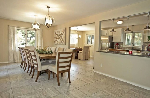 Amazing Lakefront Beauty—Long term renters are welcome!