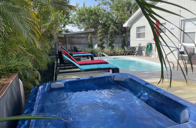 AMAZING LARGE 2000 SQ FT VACATION POOL & HOT TUB HOME CLEARWATER / DUNEDIN !