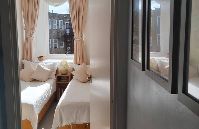 AMAZING LOCATION!! STAY RIGHT IN THE TOWN CENTRE - JUST STEPS FROM ALL AMENITIES