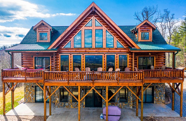 Incroyable maison en bois rond avec vue imprenable sur la montagne! À quelques minutes du lac Kerr Scott