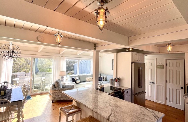 Amazing Madaket Beach Stay! Townhouse -3BR, 3 BA, Sleeps 8, Outdoor Shower