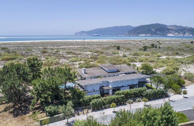 Incroyable villa moderne à une distance de marche de la plage et du golf