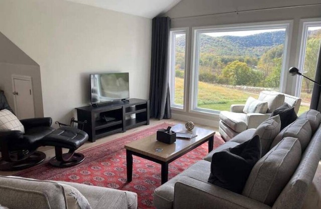 Amazing Mountain View- Quiet Countryside Near Hikes, Biking Trails & Breweries!