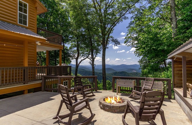 Amazing Mtn Views, Hot Tub+Fire Pit, High Speed WiFi, Gas Log Fireplace, Grill!