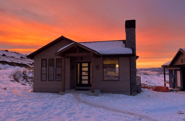 Amazing new 2-bedroom w/loft modern cabin in Eden, in Wolf Creek, at Powder Mtn