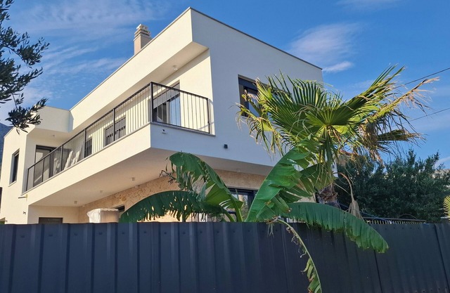Amazing New 4-bedroom villa in Split surounding with Pool, AC, WiFi