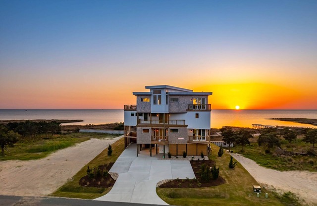 Amazing Newly Built Modern Home w/ Saltwater Pool - Simply the best!
