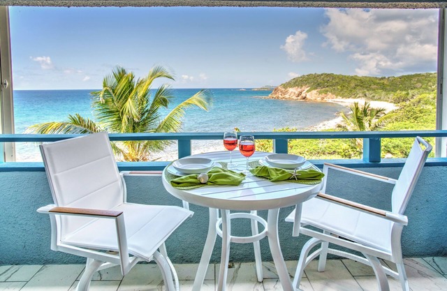 Amazing ocean view condo walking distance to Bolongo beach.