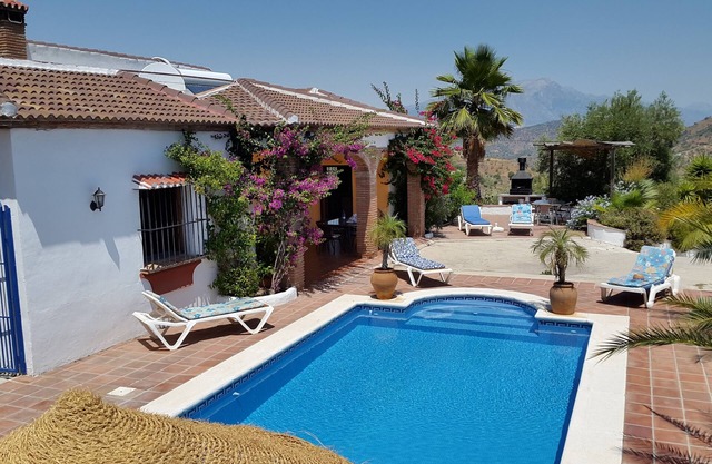 Privee Villa et piscine, pas de vis a vis, 4 chambres, dorm 10, Wifi, vues, clim