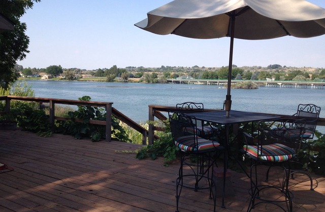Incroyable détente à la maison sur la rivière Snake avec vue sur la rivière et quai de bateau.