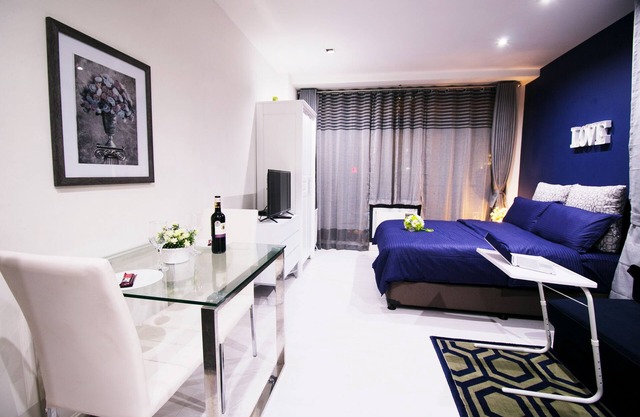 Amazing Romantic view L-pools Gramercy Makati 1212