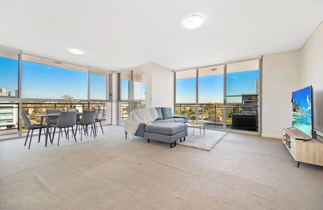 Amazing scene/ 2Br Apt / Shopping/Train/Hospital
