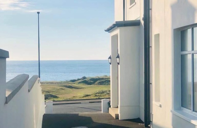 Vues incroyables sur la mer. Emplacement central. Surplombant Old Course de Portstewart.