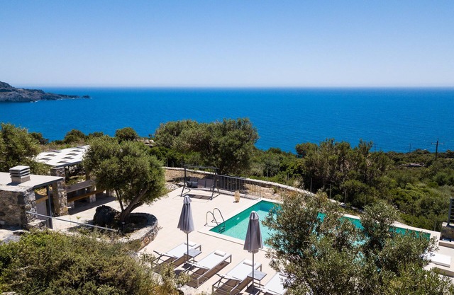 Villa avec vue imprenable sur la mer, intimité totale et piscine privée! A 2 km de la plage!