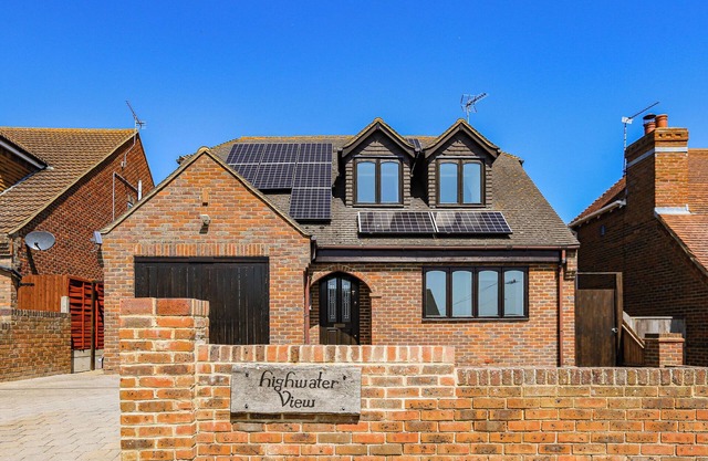 Amazing Seaside House - Sea Views & Hot Tub - Few minutes walk to sea and beach