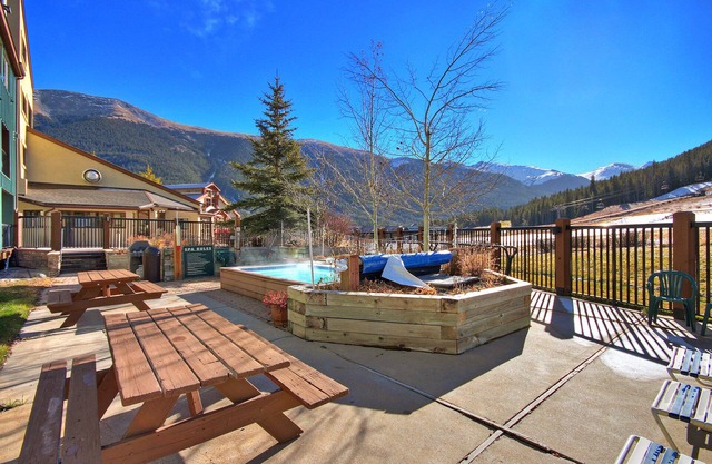 Amazing Ski in-out Condo With Mountain Views - FP114 by RedAwning
