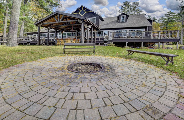 13 bedroom lakeside lodge with outdoor bar