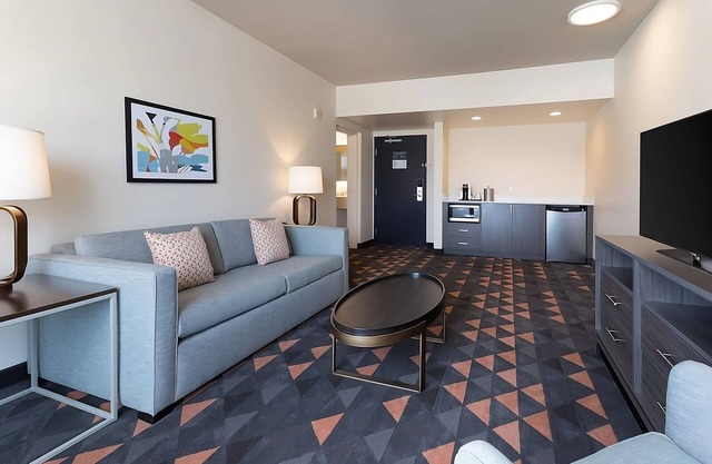 Amazing Stay Near Universal Studio Convenient Room w/ Living Room, Outdoor Pool