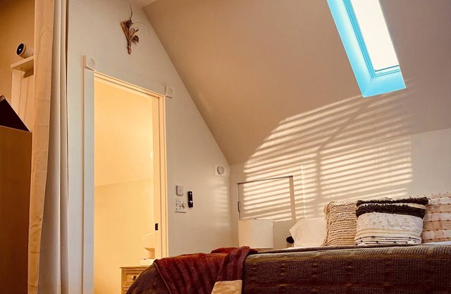 Amazing Studio Guesthouse, in beautiful Columbia Lake community suburb.