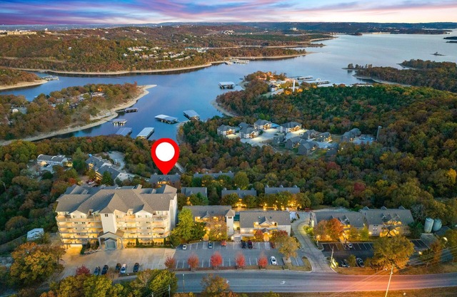 Amazing Table Rock Lake Views, Next to Silver Dollar City with Tickets, Lake Condo!