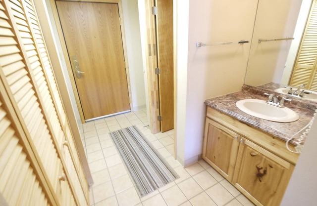 Amazing Top Floor Hotel Room in Center Village! CM447H