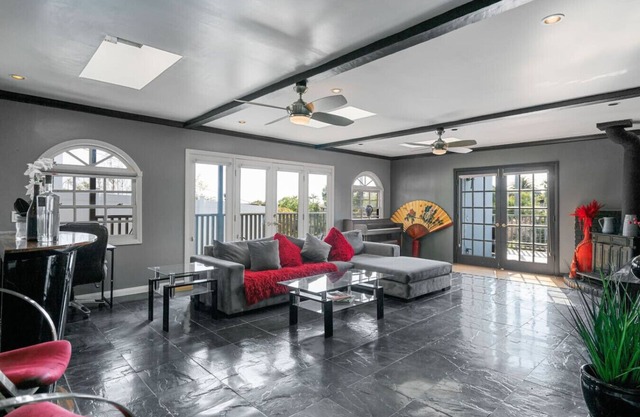 Amazing views & large patio, central LA location