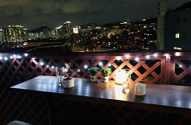 Vue imprenable depuis un toit privé sur la colline de Namsan au centre de Séoul