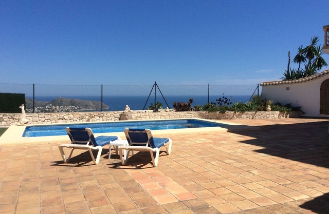 Vues incroyables, 3 chambres Apmt, propre piscine avec grande terrasse et jardin.