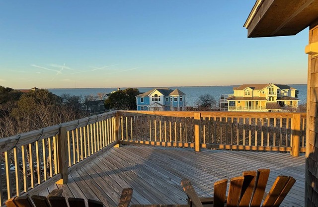 Amazing views! 4 bed, 3.1 bath in Duck w/pool and hot tub, DOG FRIENDLY