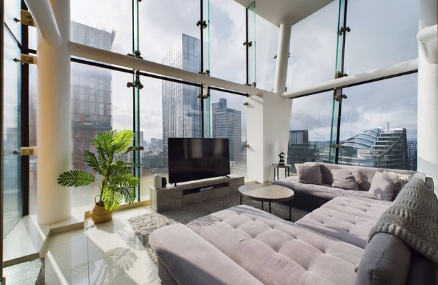 Amazing Views Across Manchester 3BR Duplex w/ Parking