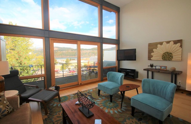 VUE IMPRENABLE dans cette belle maison de ville moderne du centre-ville de Hood River, pour 8 personnes!