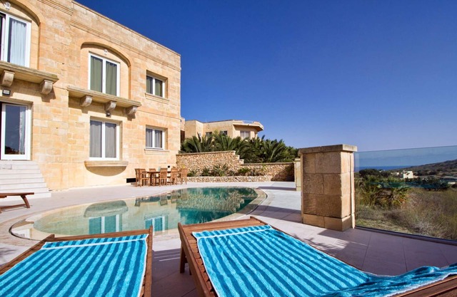 Vues incroyables, intimité totale, luxe et confort, y compris la piscine et la terrasse