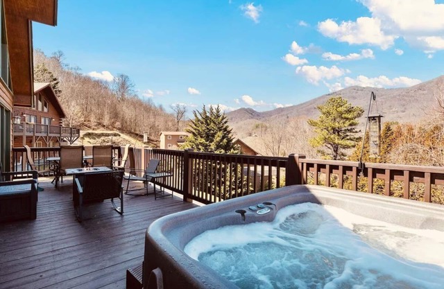 Amazing Views, Ctr of Maggie! Hot Tub, Mins to Golf, Hiking, Casino, Asheville!
