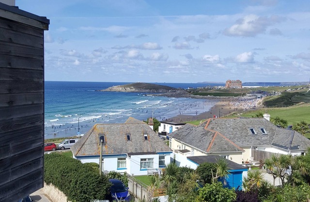 Une vue imprenable sur la plage de Fistral avec un parking sécurisé pour 2 véhicules