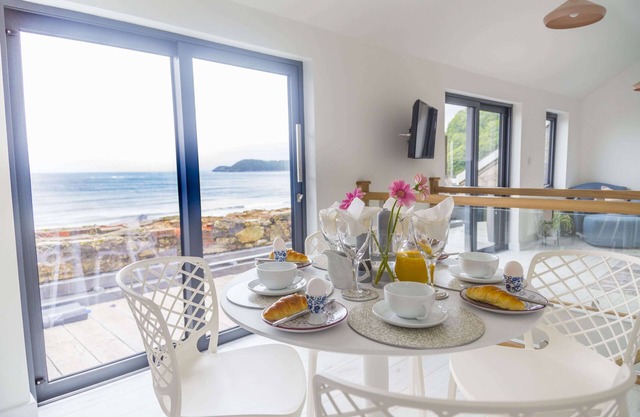 Une vue imprenable sur la plage et la mer. 2 chambres